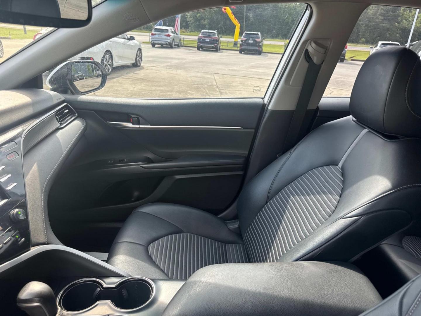 2020 White /Black Toyota Camry SE Auto (Natl) (4T1M11AK1LU) , Automatic transmission, located at 6904 Johnston St., Lafayette, LA, 70503, (337) 988-1960, 30.143589, -92.100601 - Photo#20