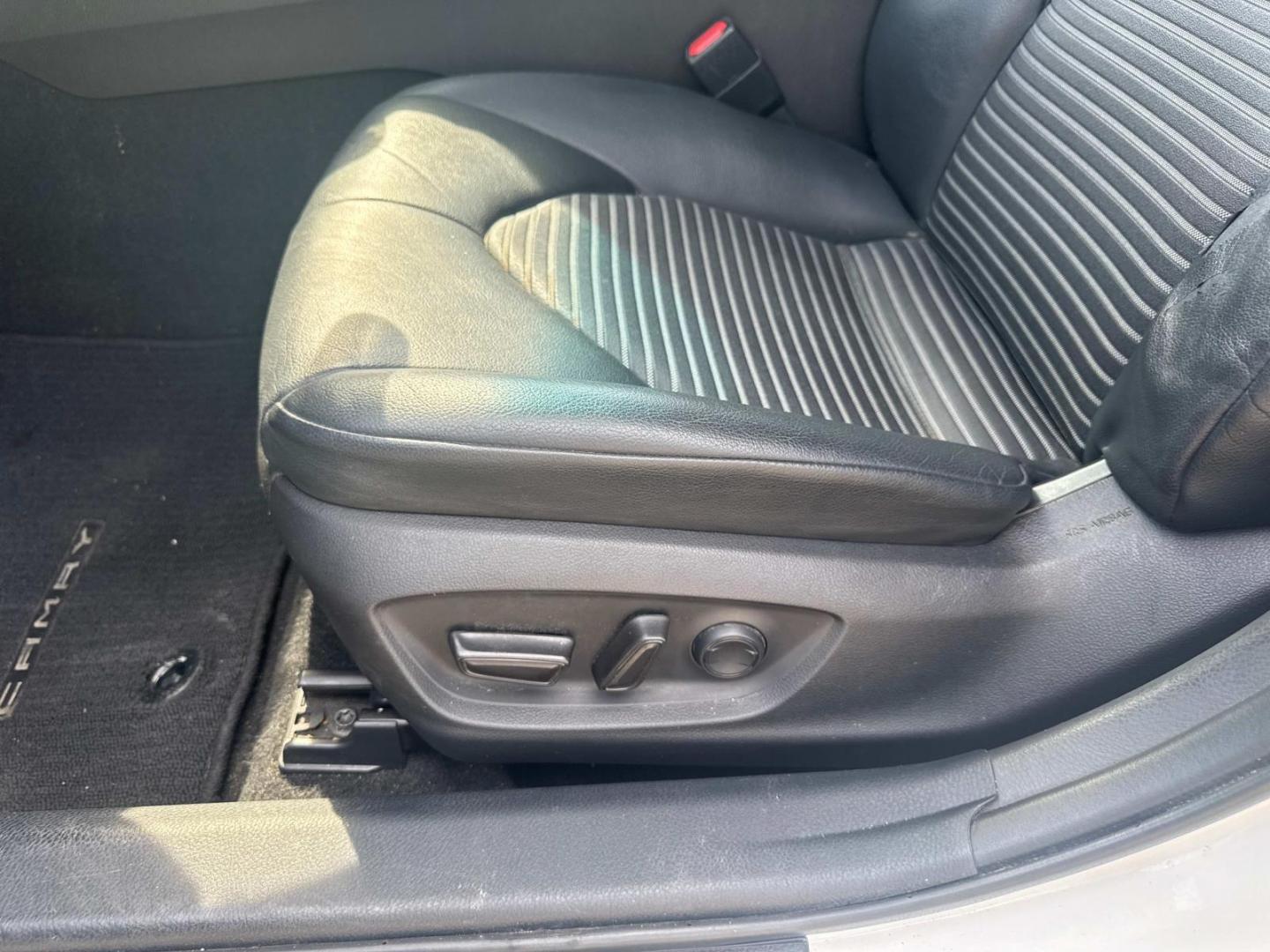 2020 White /Black Toyota Camry SE Auto (Natl) (4T1M11AK1LU) , Automatic transmission, located at 6904 Johnston St., Lafayette, LA, 70503, (337) 988-1960, 30.143589, -92.100601 - Photo#21