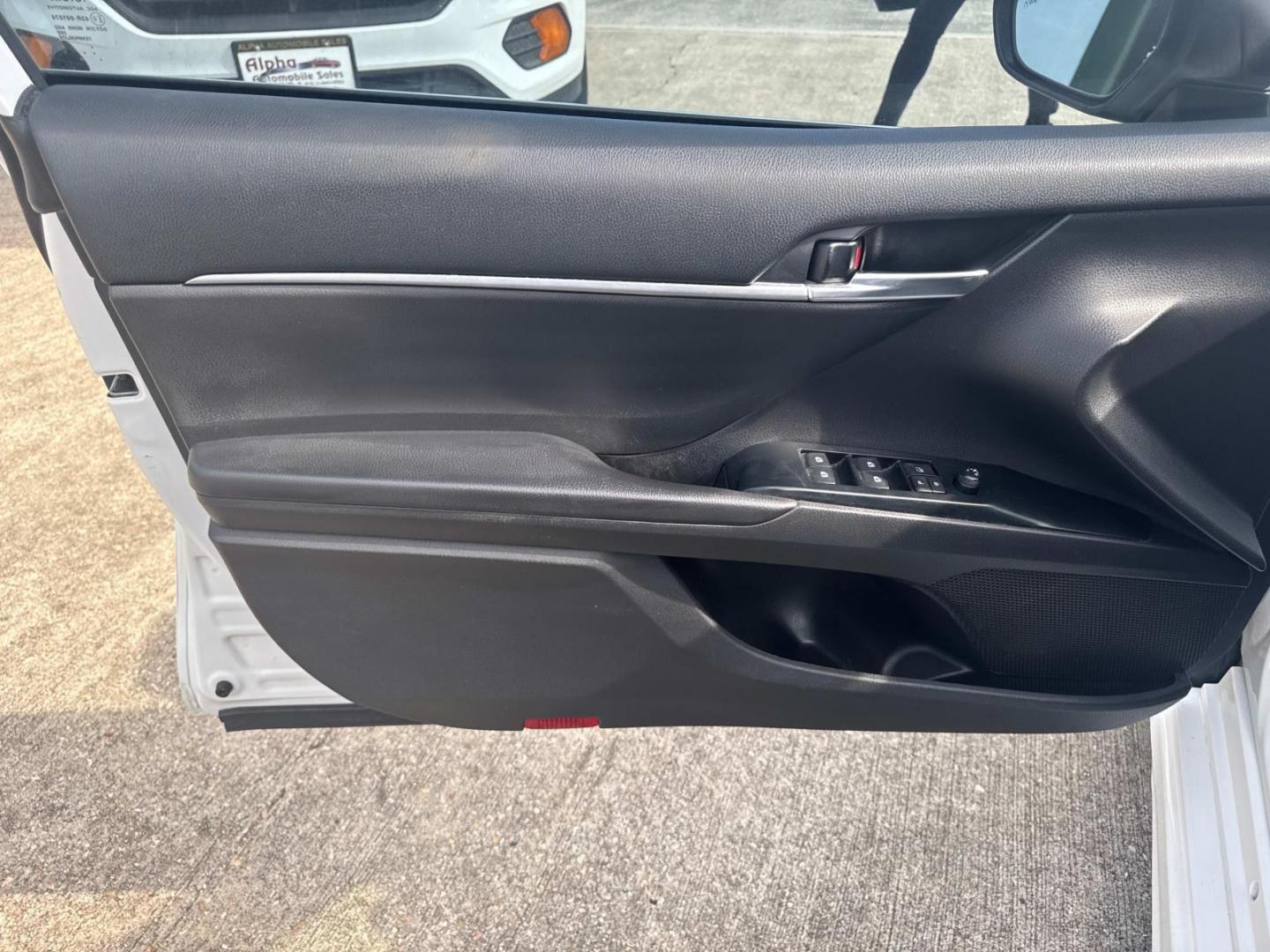 2020 White /Black Toyota Camry SE Auto (Natl) (4T1M11AK1LU) , Automatic transmission, located at 6904 Johnston St., Lafayette, LA, 70503, (337) 988-1960, 30.143589, -92.100601 - Photo#23