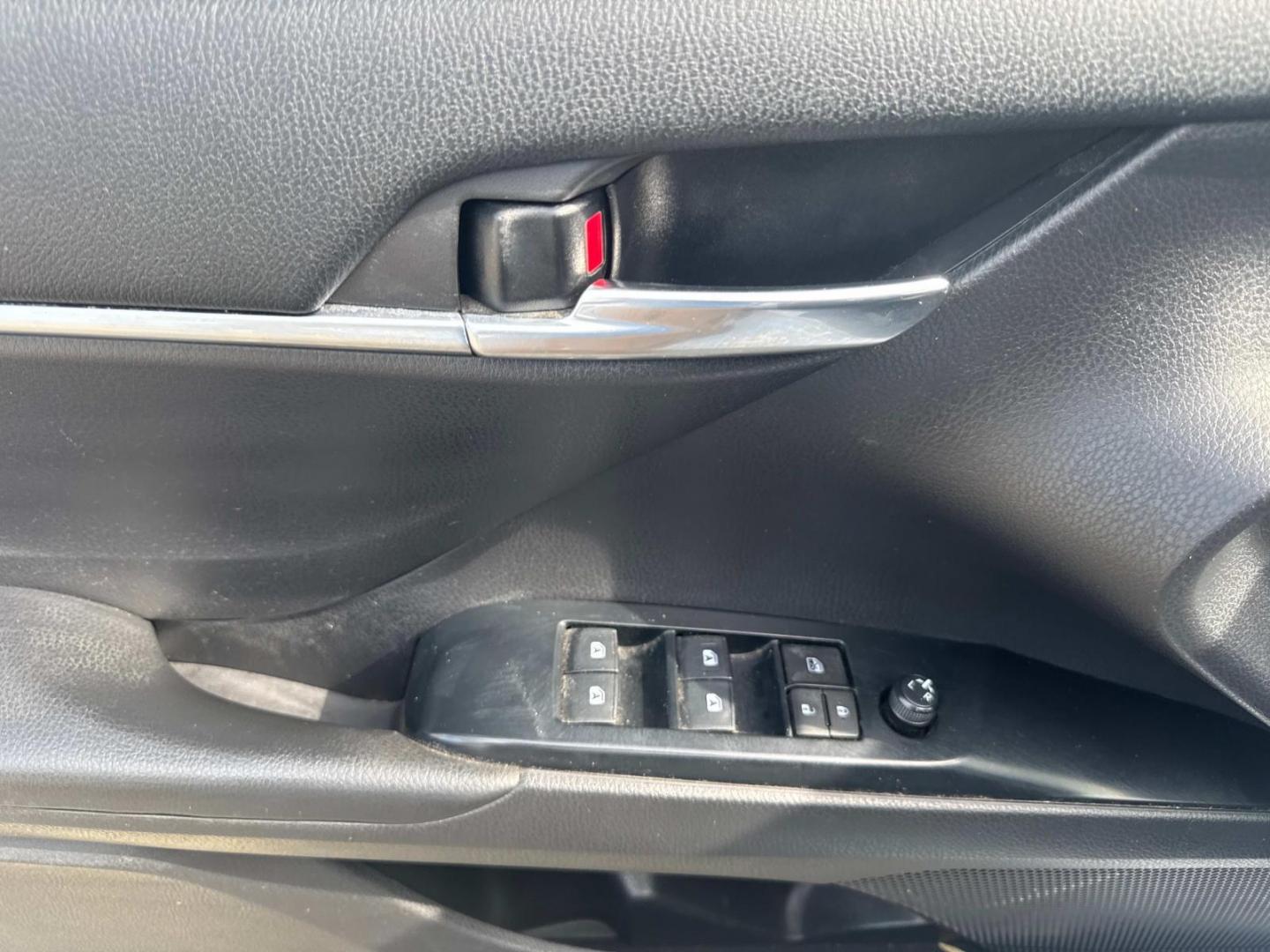 2020 White /Black Toyota Camry SE Auto (Natl) (4T1M11AK1LU) , Automatic transmission, located at 6904 Johnston St., Lafayette, LA, 70503, (337) 988-1960, 30.143589, -92.100601 - Photo#24
