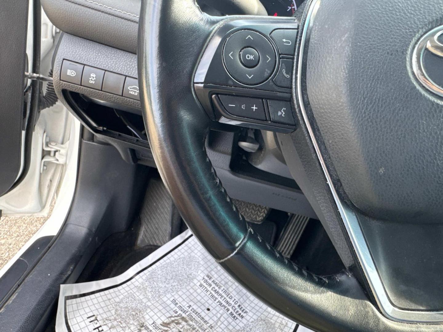 2020 White /Black Toyota Camry SE Auto (Natl) (4T1M11AK1LU) , Automatic transmission, located at 6904 Johnston St., Lafayette, LA, 70503, (337) 988-1960, 30.143589, -92.100601 - Photo#26