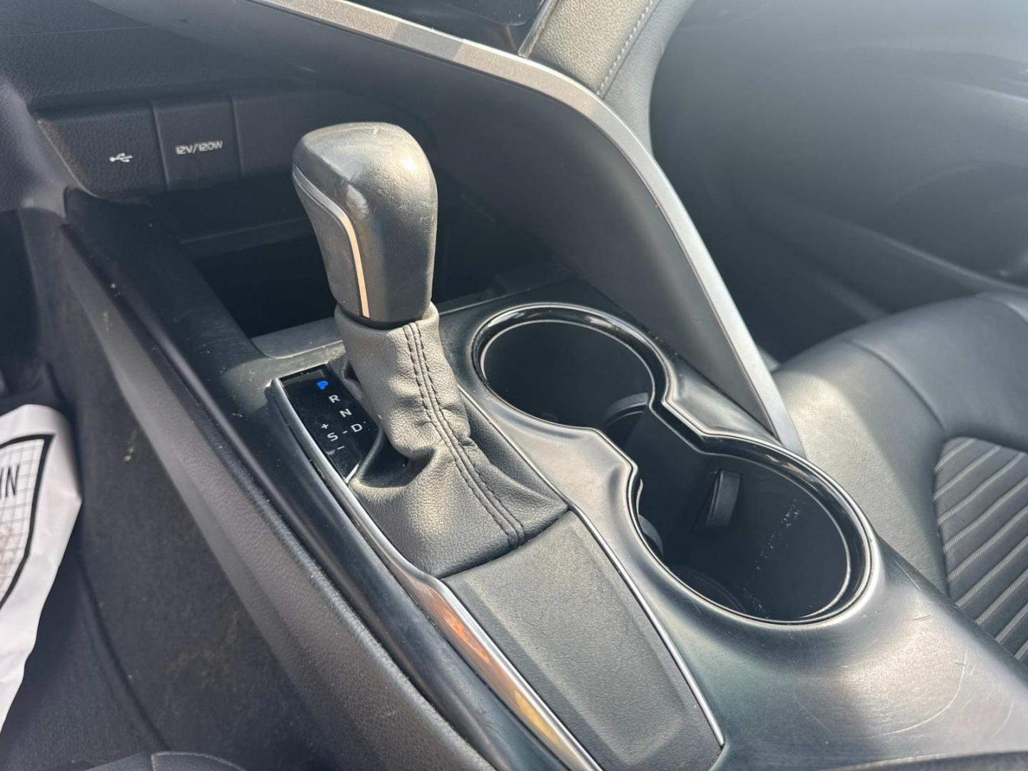 2020 White /Black Toyota Camry SE Auto (Natl) (4T1M11AK1LU) , Automatic transmission, located at 6904 Johnston St., Lafayette, LA, 70503, (337) 988-1960, 30.143589, -92.100601 - Photo#29