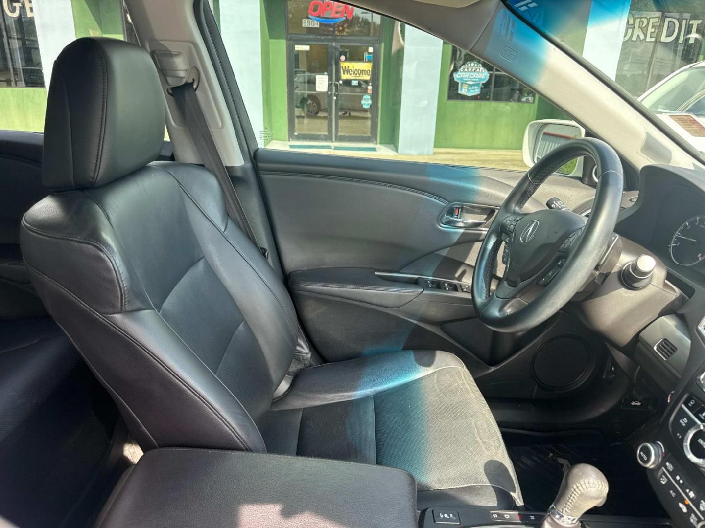 2018 White /Black Acura RDX FWD w/Technology Pkg (5J8TB3H59JL) , Automatic transmission, located at 6904 Johnston St., Lafayette, LA, 70503, (337) 988-1960, 30.143589, -92.100601 - Photo#16