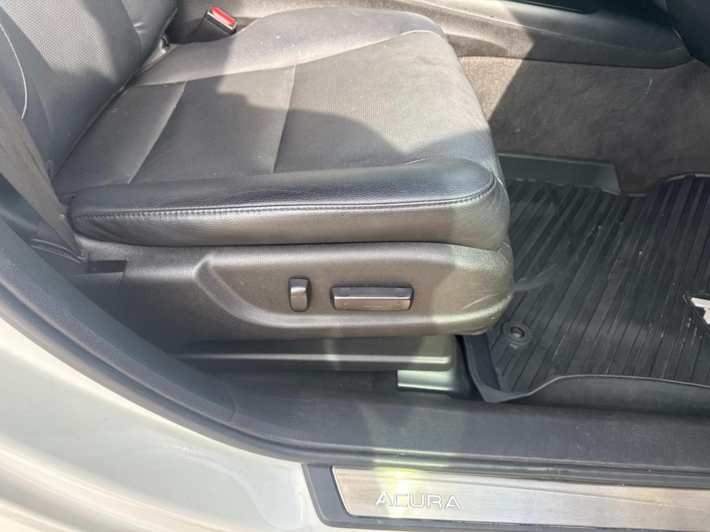 2018 White /Black Acura RDX FWD w/Technology Pkg (5J8TB3H59JL) , Automatic transmission, located at 6904 Johnston St., Lafayette, LA, 70503, (337) 988-1960, 30.143589, -92.100601 - Photo#17
