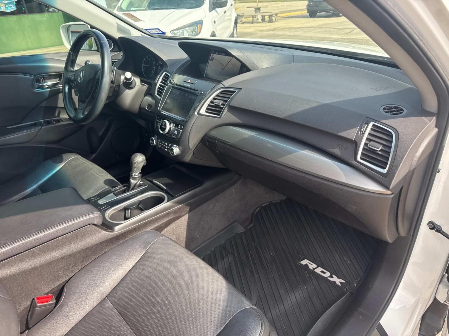 2018 White /Black Acura RDX FWD w/Technology Pkg (5J8TB3H59JL) , Automatic transmission, located at 6904 Johnston St., Lafayette, LA, 70503, (337) 988-1960, 30.143589, -92.100601 - Photo#18