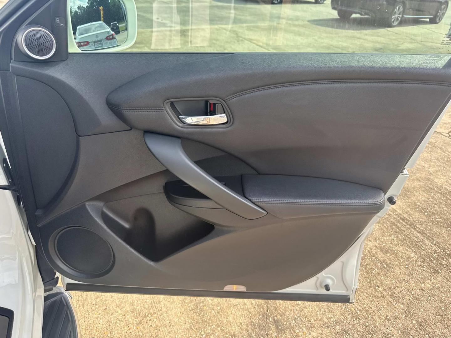 2018 White /Black Acura RDX FWD w/Technology Pkg (5J8TB3H59JL) , Automatic transmission, located at 6904 Johnston St., Lafayette, LA, 70503, (337) 988-1960, 30.143589, -92.100601 - Photo#19