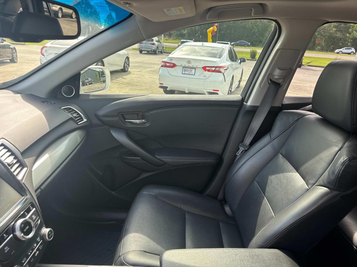 2018 White /Black Acura RDX FWD w/Technology Pkg (5J8TB3H59JL) , Automatic transmission, located at 6904 Johnston St., Lafayette, LA, 70503, (337) 988-1960, 30.143589, -92.100601 - Photo#22