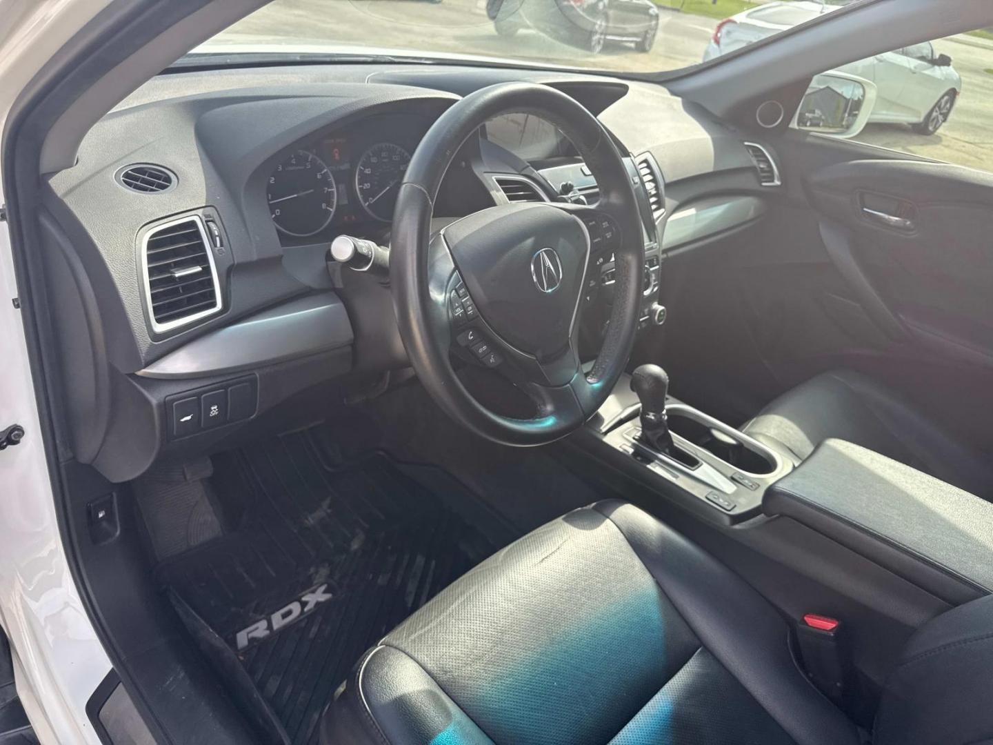 2018 White /Black Acura RDX FWD w/Technology Pkg (5J8TB3H59JL) , Automatic transmission, located at 6904 Johnston St., Lafayette, LA, 70503, (337) 988-1960, 30.143589, -92.100601 - Photo#24