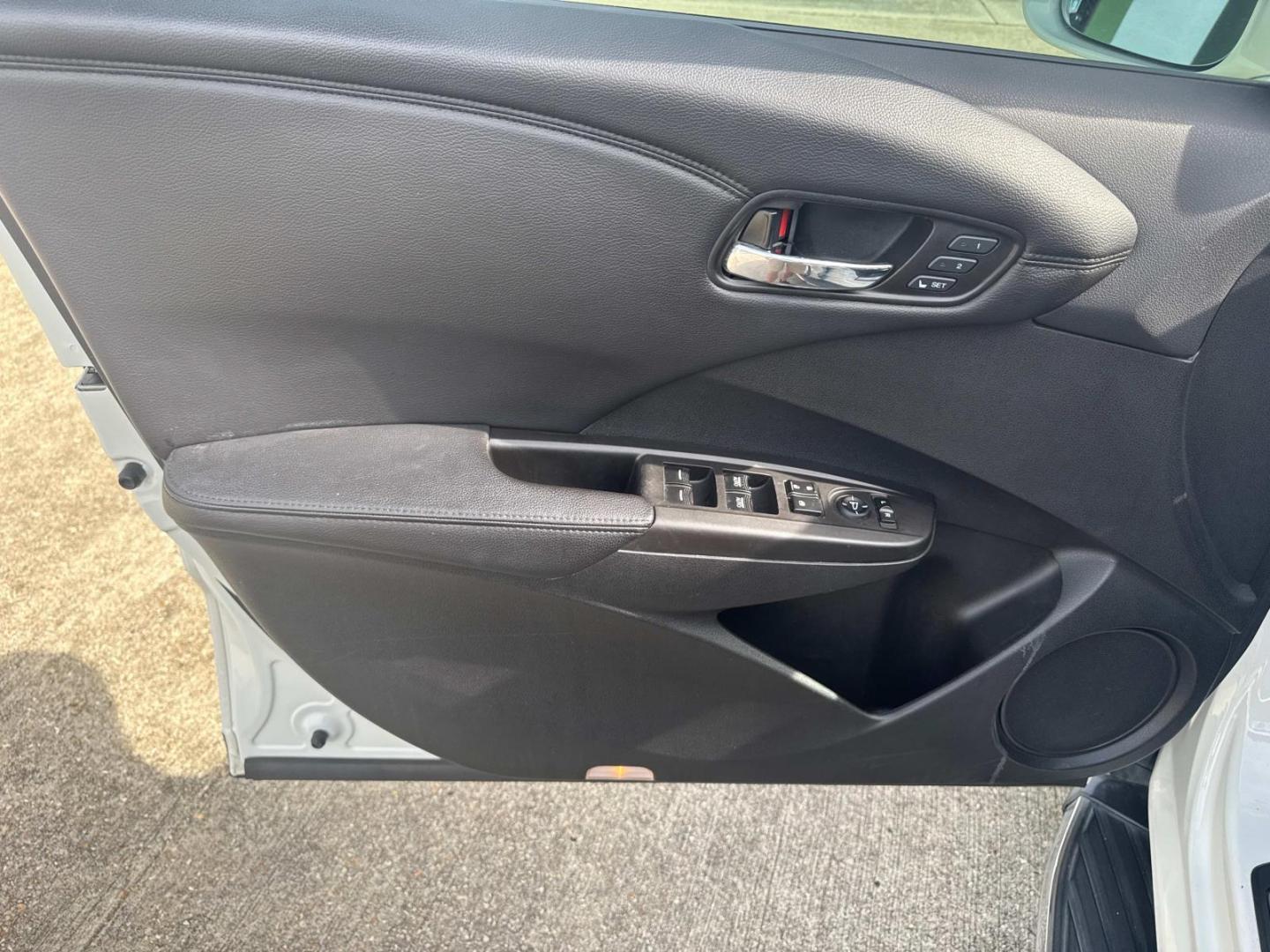 2018 White /Black Acura RDX FWD w/Technology Pkg (5J8TB3H59JL) , Automatic transmission, located at 6904 Johnston St., Lafayette, LA, 70503, (337) 988-1960, 30.143589, -92.100601 - Photo#25