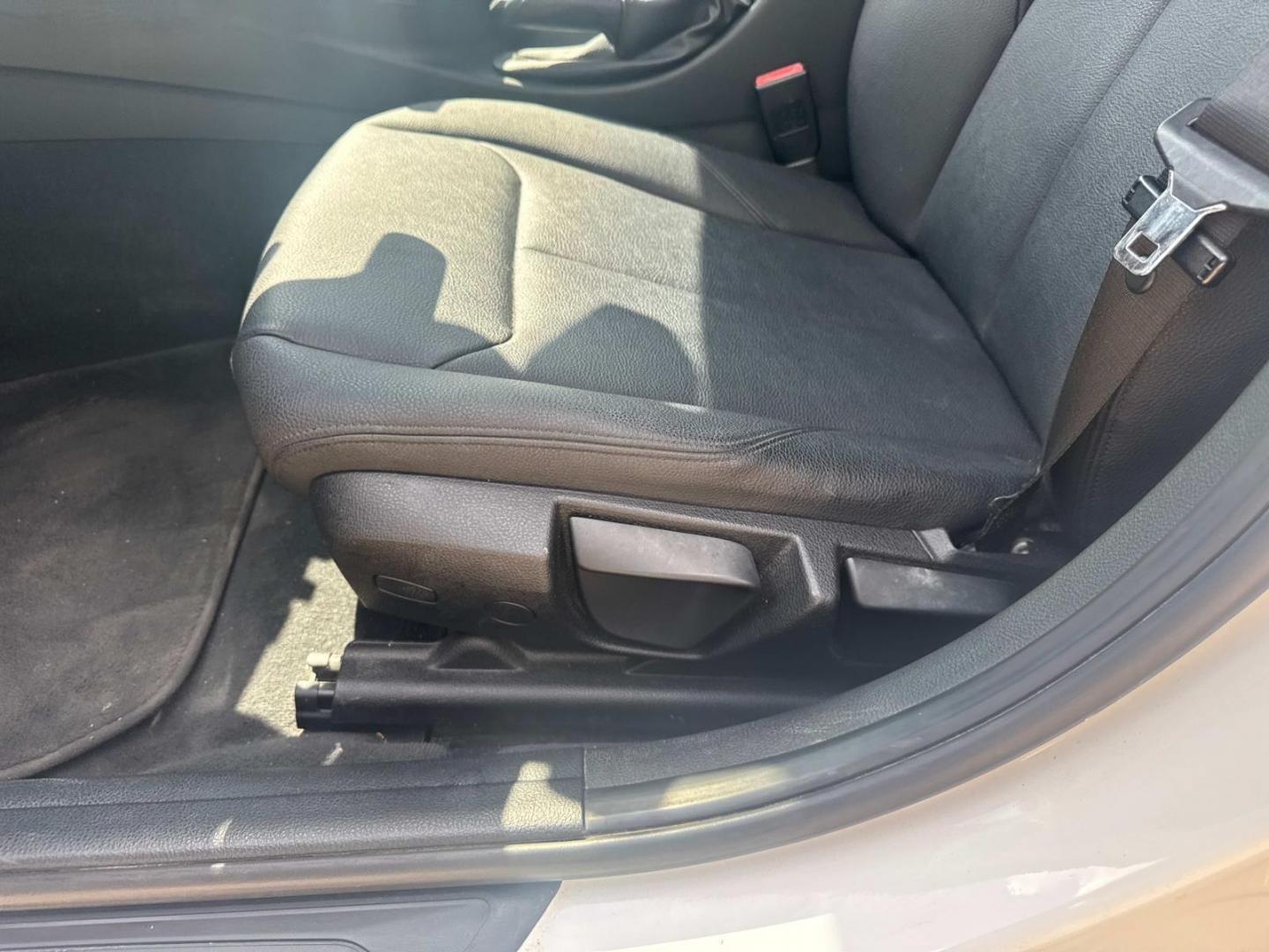 2018 White /Black BMW 3 Series 320i Sedan (WBA8A9C59JA) , N/A transmission, located at 6904 Johnston St., Lafayette, LA, 70503, (337) 988-1960, 30.143589, -92.100601 - Photo#23