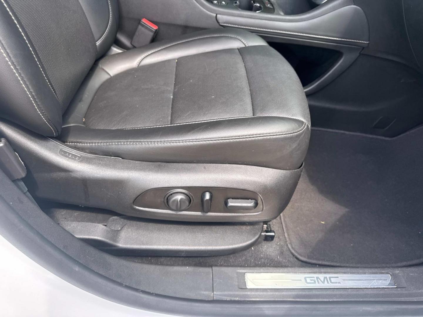 2021 White /Black GMC Acadia FWD 4dr SLT (1GKKNMLSXMZ) , N/A transmission, located at 6904 Johnston St., Lafayette, LA, 70503, (337) 988-1960, 30.143589, -92.100601 - Photo#16