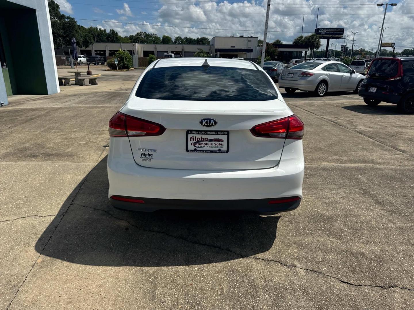 2018 White /Black Kia Forte LX Auto (3KPFK4A78JE) , N/A transmission, located at 6904 Johnston St., Lafayette, LA, 70503, (337) 988-1960, 30.143589, -92.100601 - Photo#8