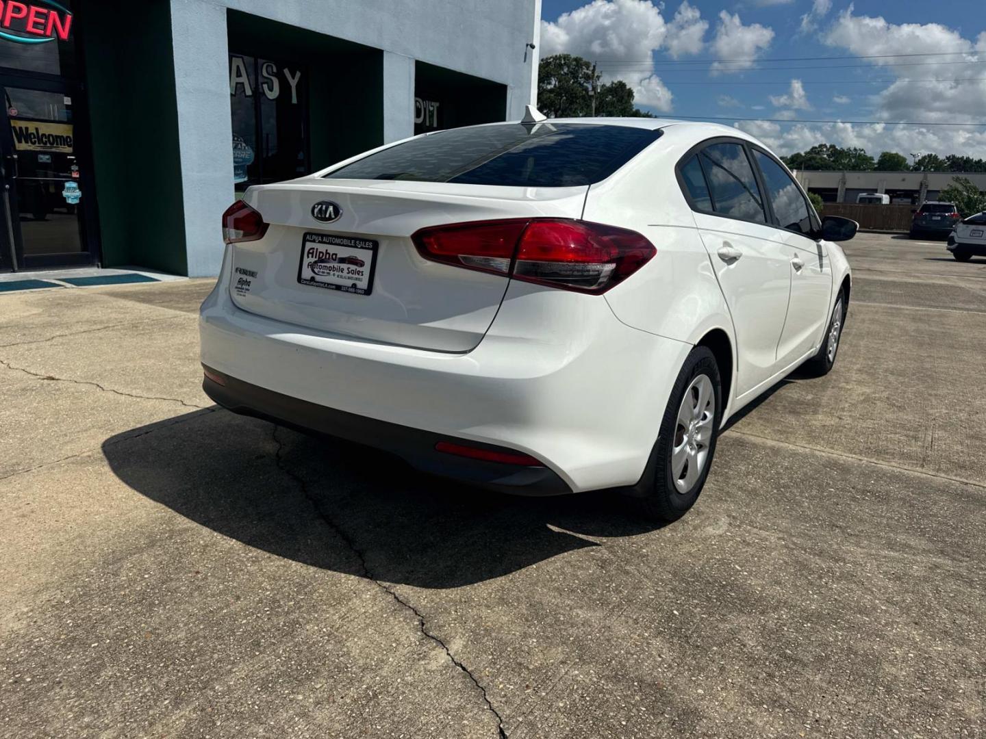 2018 White /Black Kia Forte LX Auto (3KPFK4A78JE) , N/A transmission, located at 6904 Johnston St., Lafayette, LA, 70503, (337) 988-1960, 30.143589, -92.100601 - Photo#11