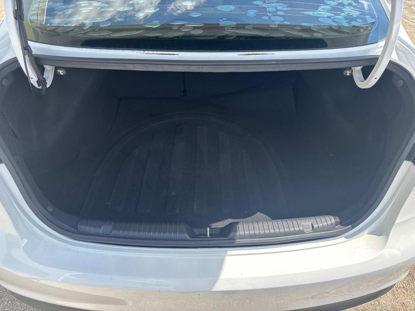 2018 White /Black Kia Forte LX Auto (3KPFK4A78JE) , N/A transmission, located at 6904 Johnston St., Lafayette, LA, 70503, (337) 988-1960, 30.143589, -92.100601 - Photo#18