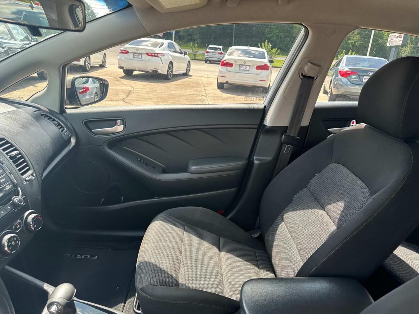 2018 White /Black Kia Forte LX Auto (3KPFK4A78JE) , N/A transmission, located at 6904 Johnston St., Lafayette, LA, 70503, (337) 988-1960, 30.143589, -92.100601 - Photo#20
