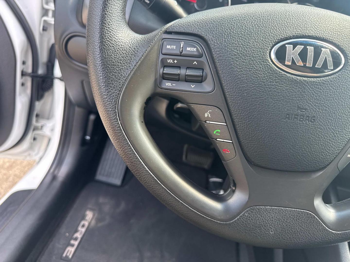 2018 White /Black Kia Forte LX Auto (3KPFK4A78JE) , N/A transmission, located at 6904 Johnston St., Lafayette, LA, 70503, (337) 988-1960, 30.143589, -92.100601 - Photo#26