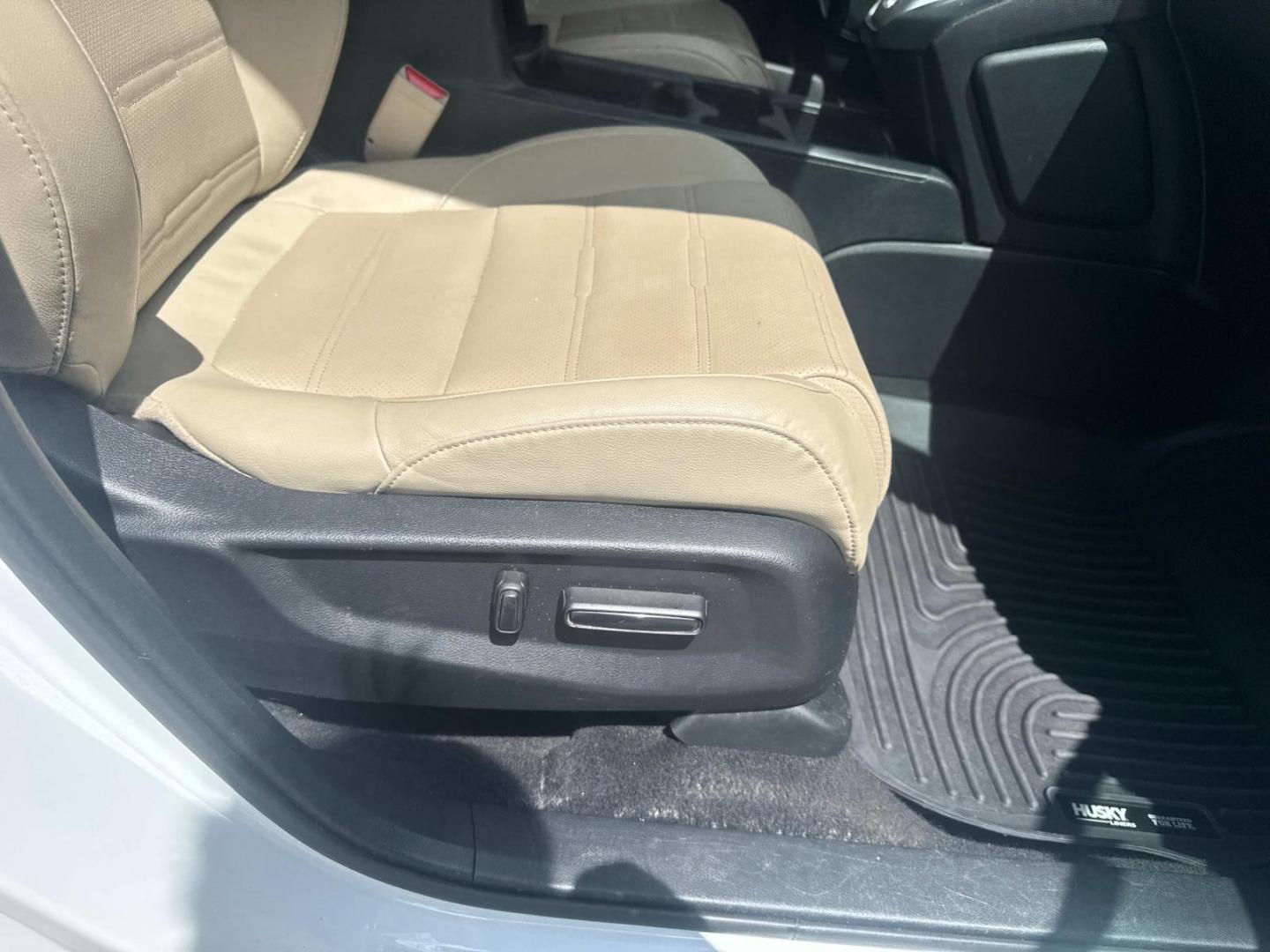 2019 White /Ivory Honda CR-V EX-L 2WD (2HKRW1H82KH) , Automatic transmission, located at 6904 Johnston St., Lafayette, LA, 70503, (337) 988-1960, 30.143589, -92.100601 - Photo#17