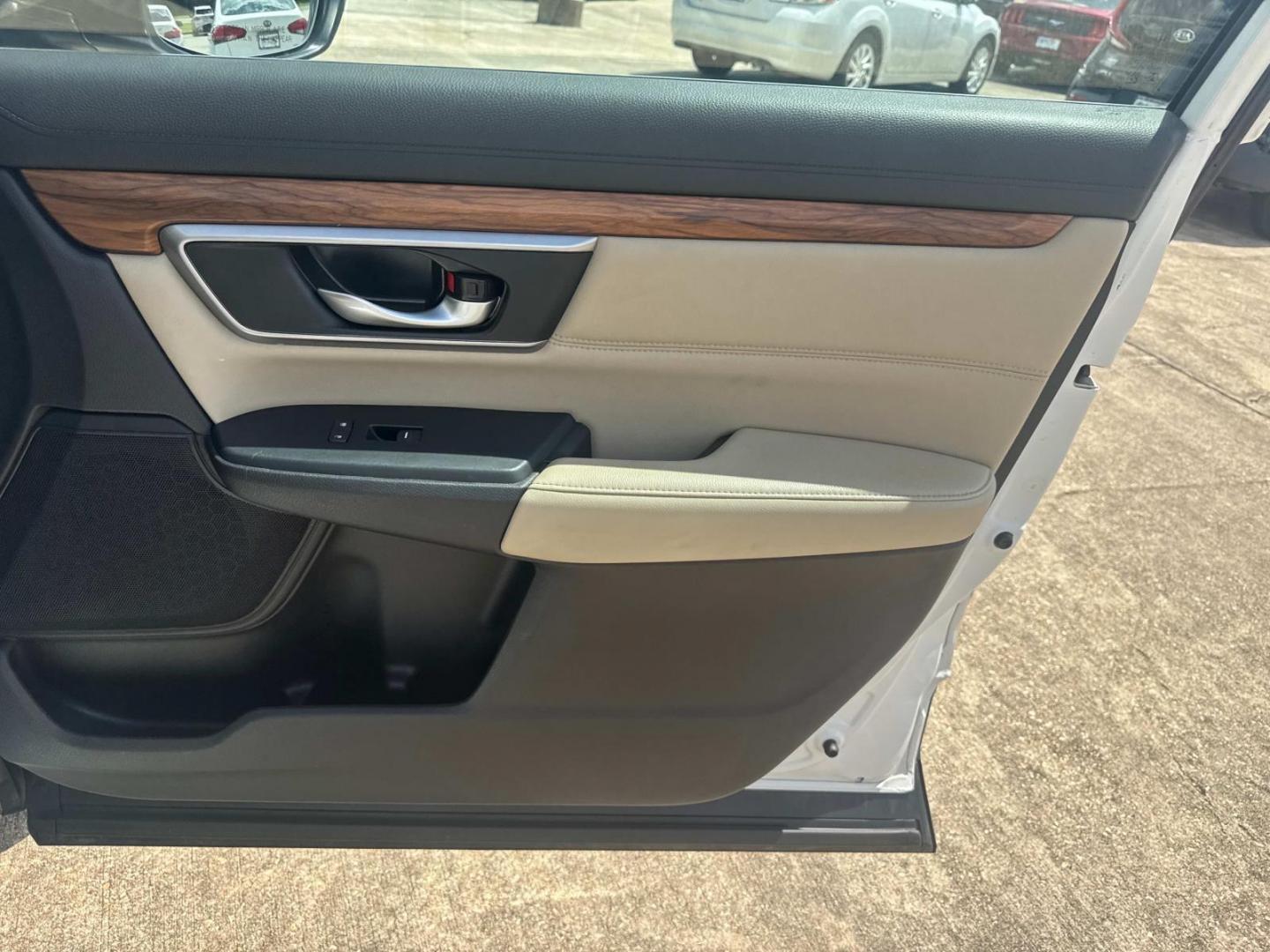 2019 White /Ivory Honda CR-V EX-L 2WD (2HKRW1H82KH) , Automatic transmission, located at 6904 Johnston St., Lafayette, LA, 70503, (337) 988-1960, 30.143589, -92.100601 - Photo#19