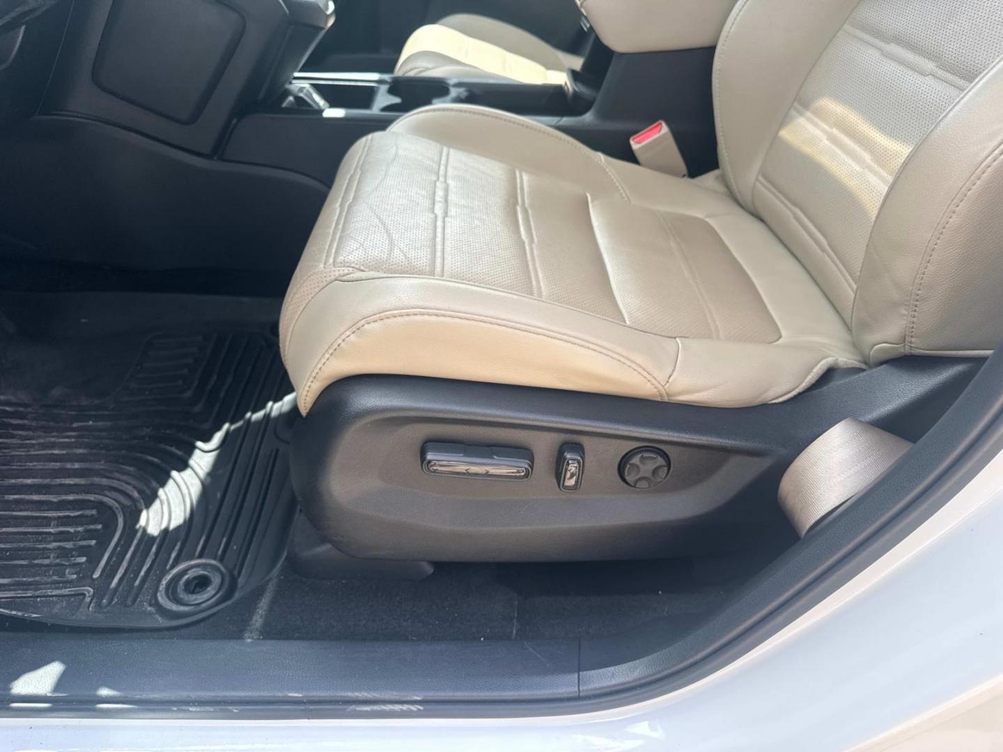 2019 White /Ivory Honda CR-V EX-L 2WD (2HKRW1H82KH) , Automatic transmission, located at 6904 Johnston St., Lafayette, LA, 70503, (337) 988-1960, 30.143589, -92.100601 - Photo#23