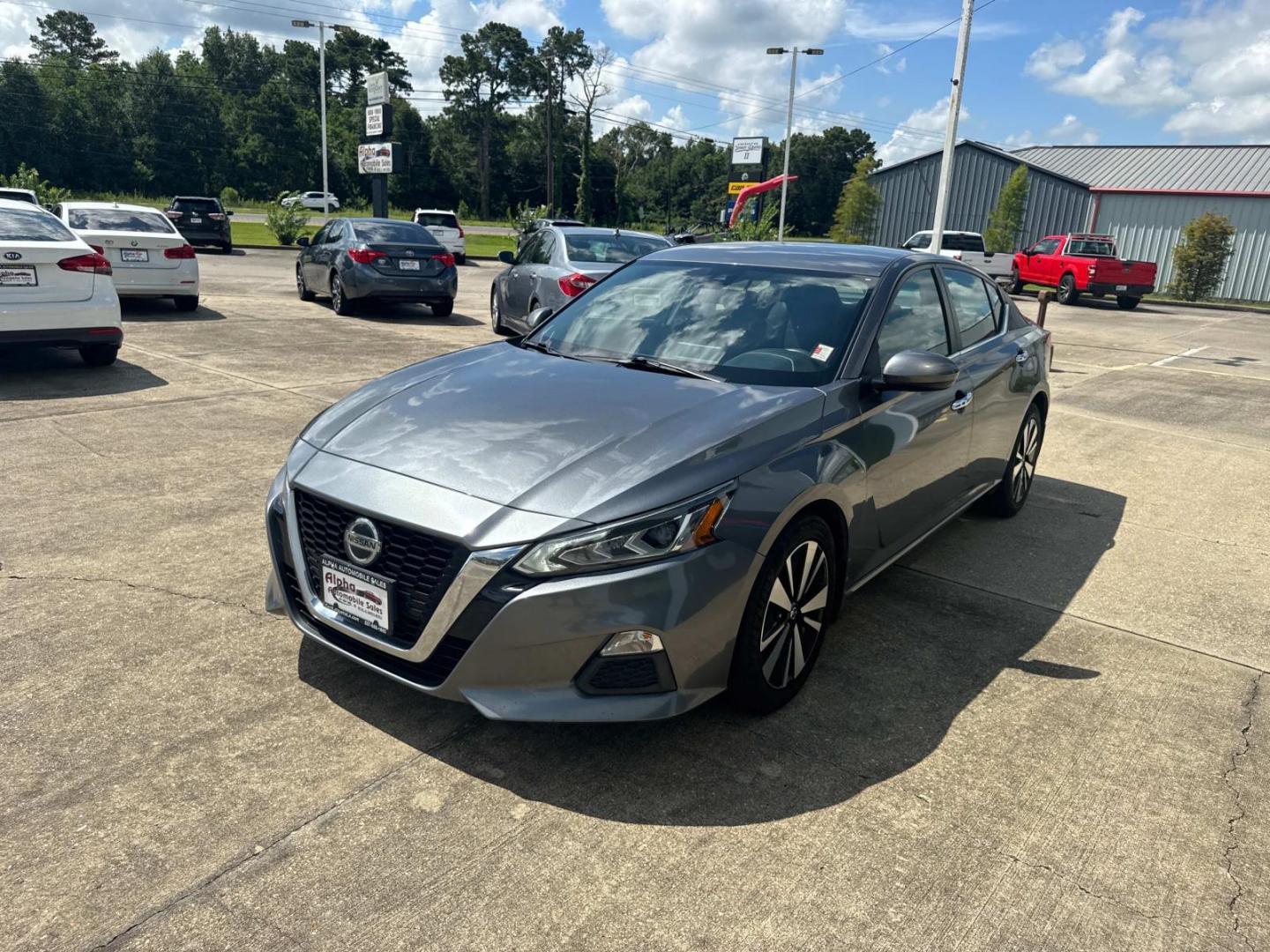 2021 Gray /Black Nissan Altima 2.5 SV Sedan (1N4BL4DV0MN) , Automatic transmission, located at 6904 Johnston St., Lafayette, LA, 70503, (337) 988-1960, 30.143589, -92.100601 - Photo#4