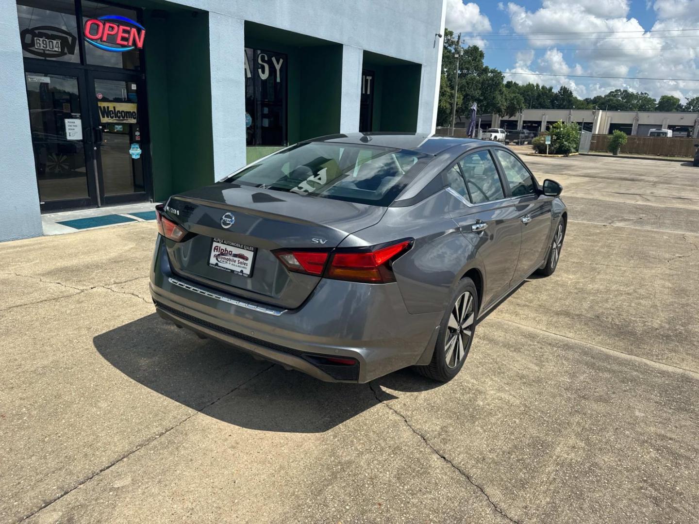 2021 Gray /Black Nissan Altima 2.5 SV Sedan (1N4BL4DV0MN) , Automatic transmission, located at 6904 Johnston St., Lafayette, LA, 70503, (337) 988-1960, 30.143589, -92.100601 - Photo#11