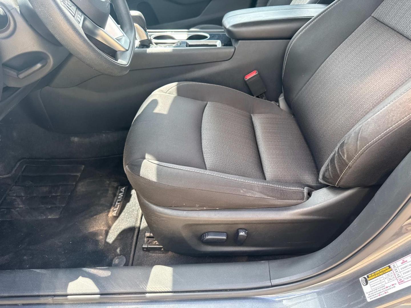 2021 Gray /Black Nissan Altima 2.5 SV Sedan (1N4BL4DV0MN) , Automatic transmission, located at 6904 Johnston St., Lafayette, LA, 70503, (337) 988-1960, 30.143589, -92.100601 - Photo#22