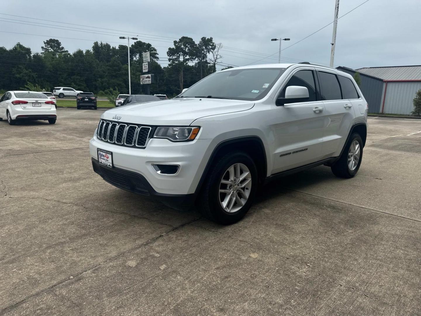 2017 Bright White Clearcoat /Black Jeep Grand Cherokee Laredo 4x2 (1C4RJEAG1HC) , N/A transmission, located at 6904 Johnston St., Lafayette, LA, 70503, (337) 988-1960, 30.143589, -92.100601 - Photo#5