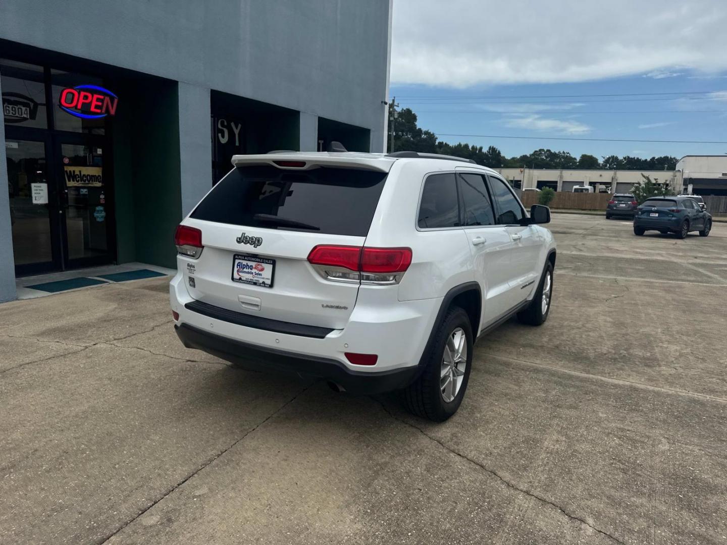 2017 Bright White Clearcoat /Black Jeep Grand Cherokee Laredo 4x2 (1C4RJEAG1HC) , N/A transmission, located at 6904 Johnston St., Lafayette, LA, 70503, (337) 988-1960, 30.143589, -92.100601 - Photo#11
