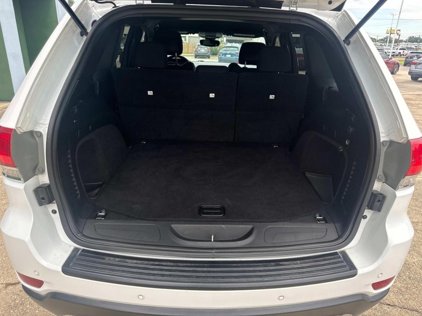2017 Bright White Clearcoat /Black Jeep Grand Cherokee Laredo 4x2 (1C4RJEAG1HC) , N/A transmission, located at 6904 Johnston St., Lafayette, LA, 70503, (337) 988-1960, 30.143589, -92.100601 - Photo#13