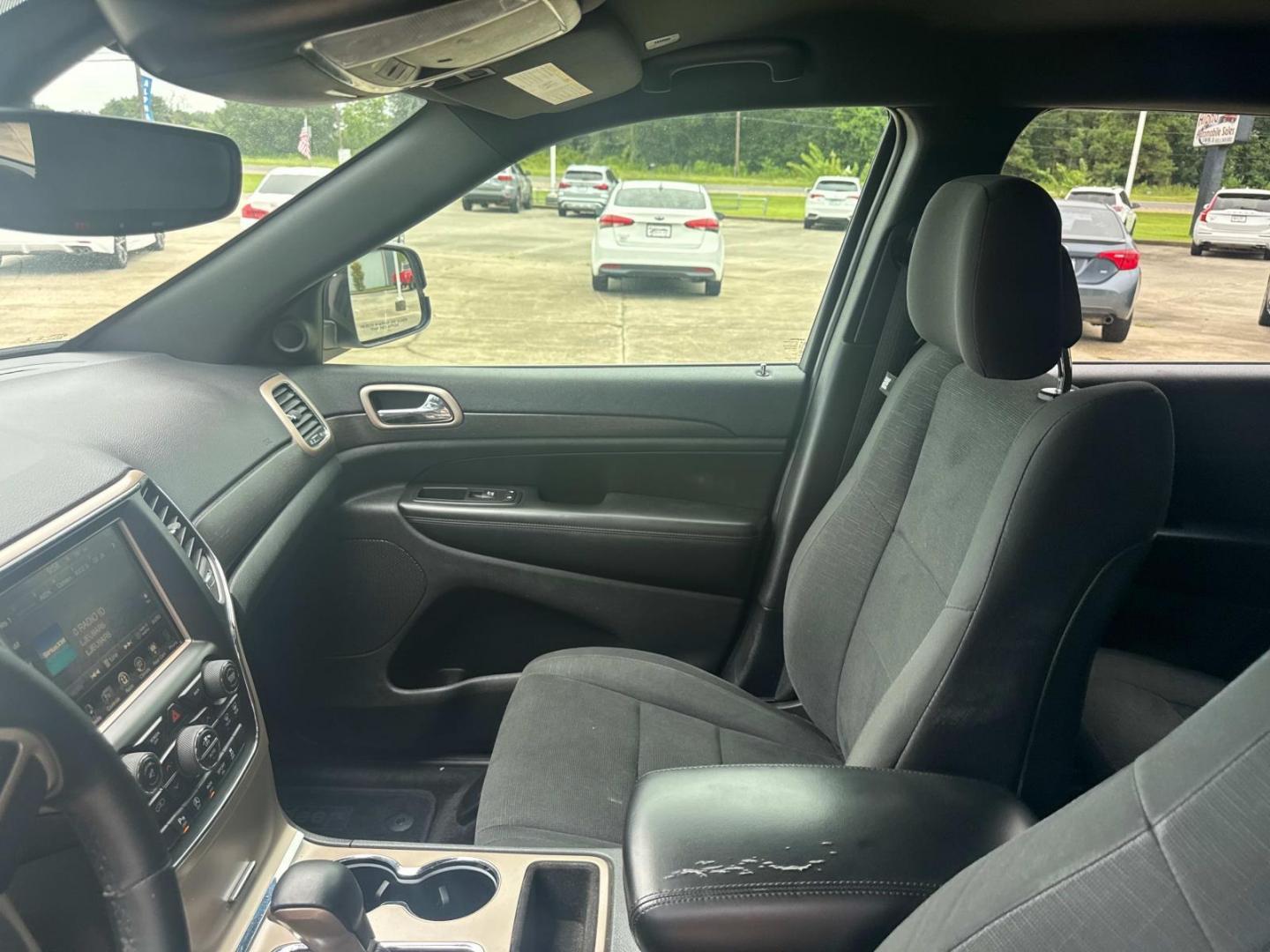 2017 Bright White Clearcoat /Black Jeep Grand Cherokee Laredo 4x2 (1C4RJEAG1HC) , N/A transmission, located at 6904 Johnston St., Lafayette, LA, 70503, (337) 988-1960, 30.143589, -92.100601 - Photo#21