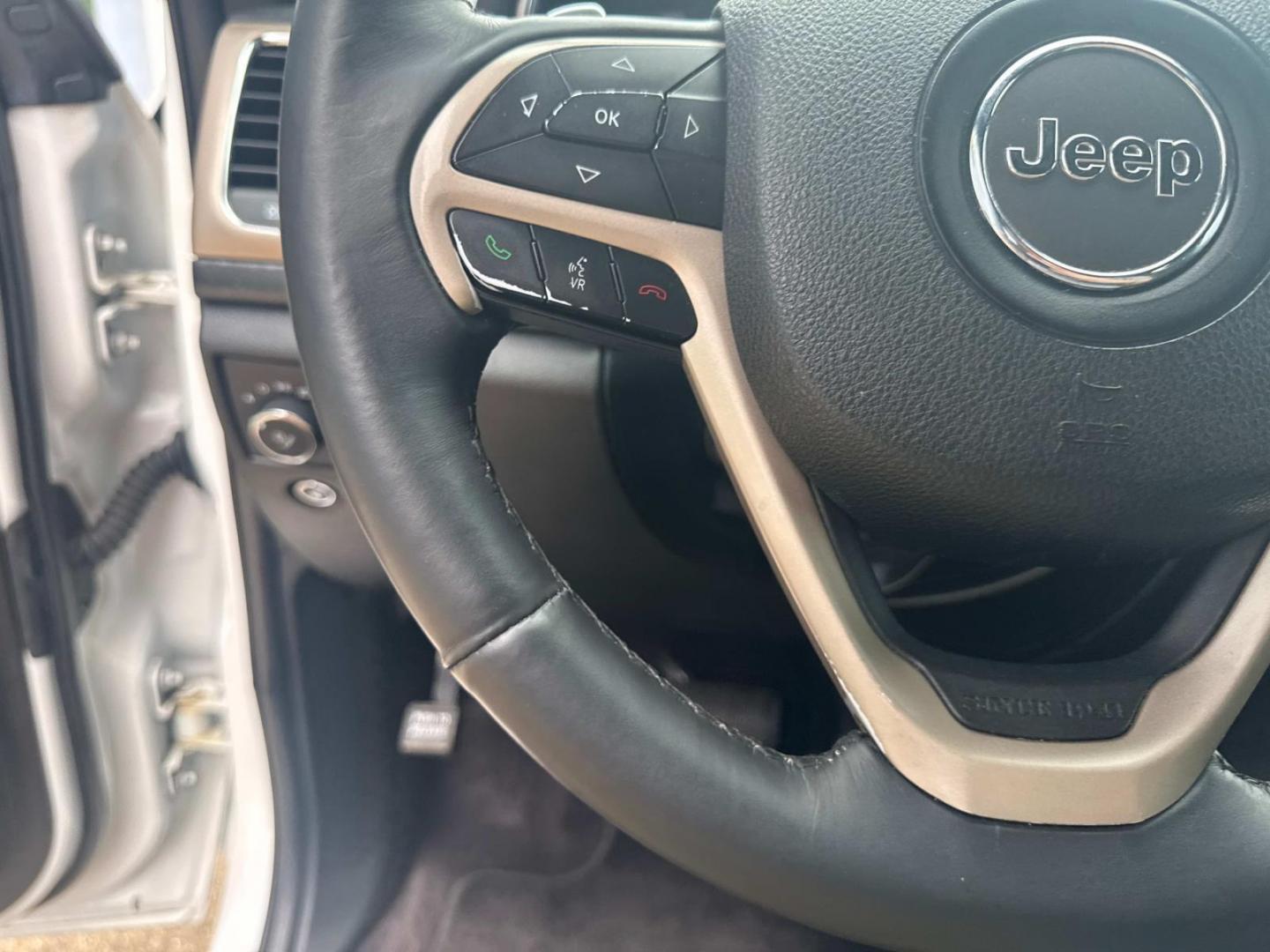 2017 Bright White Clearcoat /Black Jeep Grand Cherokee Laredo 4x2 (1C4RJEAG1HC) , N/A transmission, located at 6904 Johnston St., Lafayette, LA, 70503, (337) 988-1960, 30.143589, -92.100601 - Photo#27