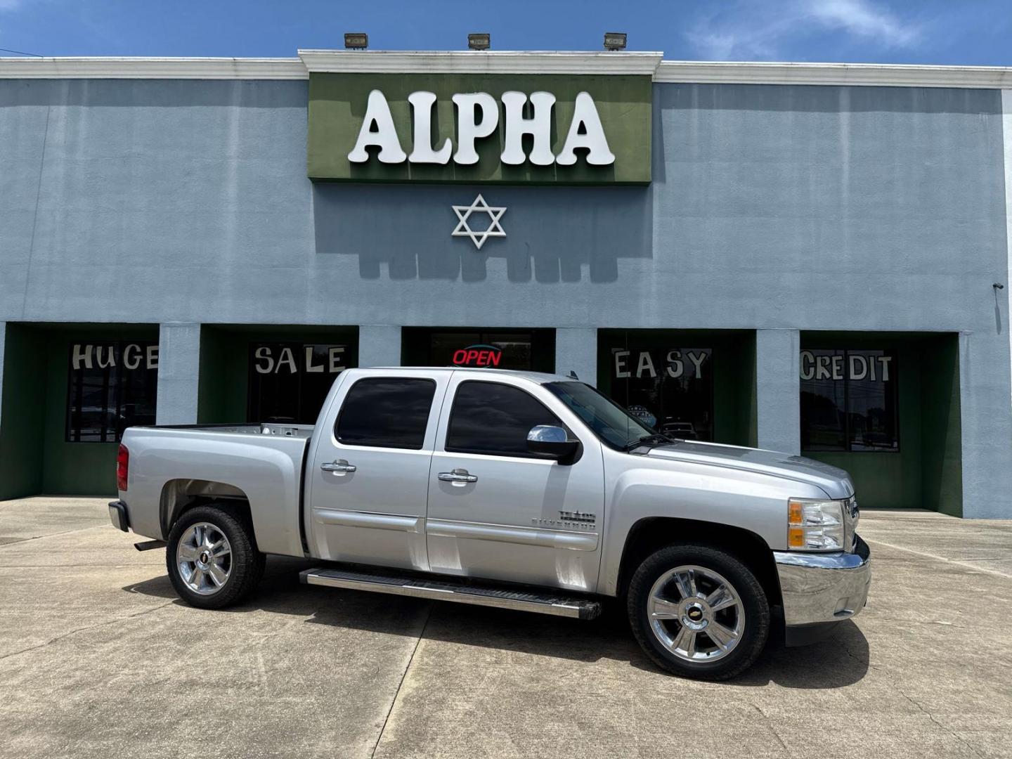 2013 Silver Ice Metallic /Ebony Chevrolet Silverado 1500 2WD Crew Cab 143.5 LT (3GCPCSE01DG) , Automatic transmission, located at 6904 Johnston St., Lafayette, LA, 70503, (337) 988-1960, 30.143589, -92.100601 - Photo#0