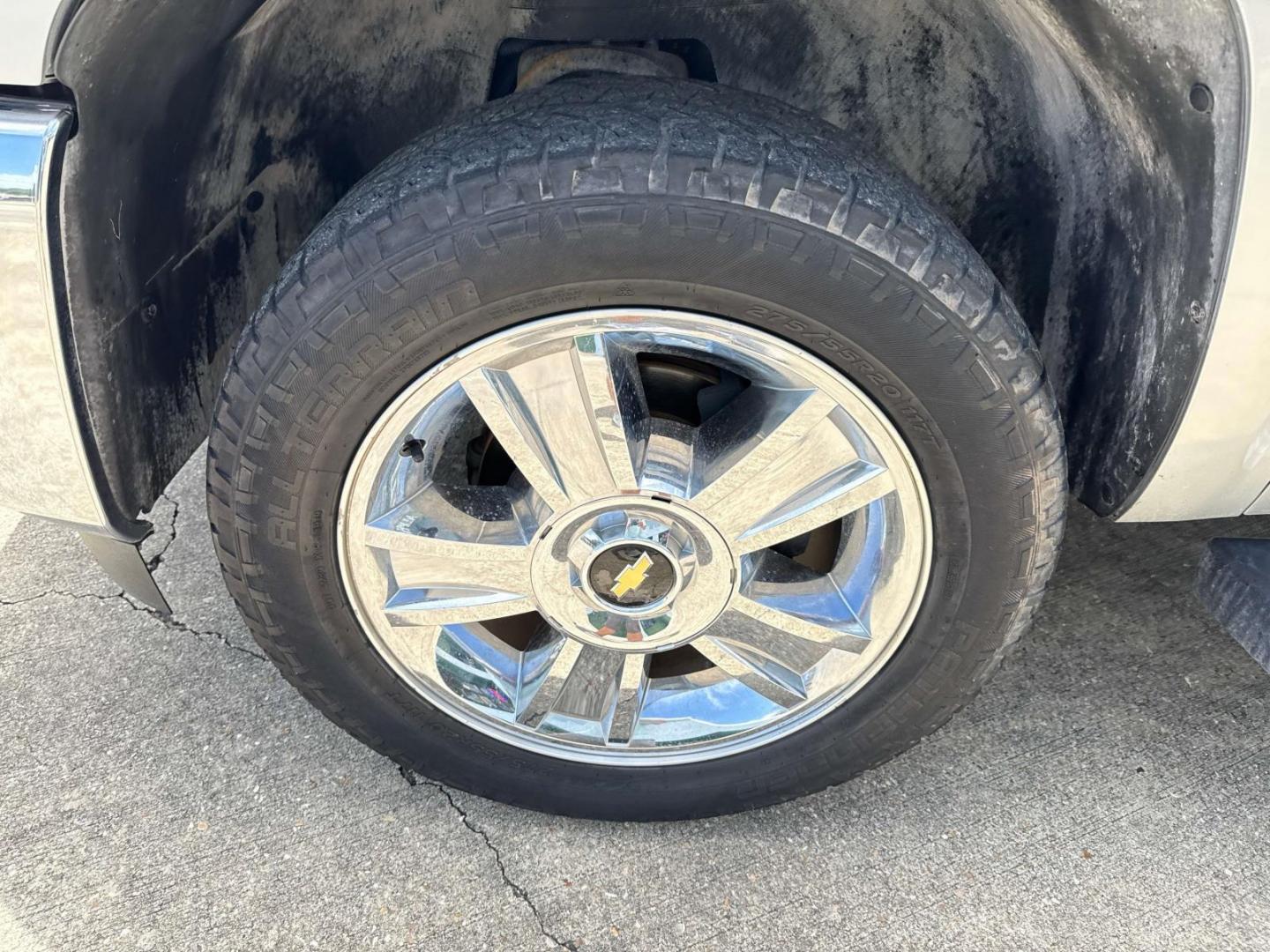 2013 Silver Ice Metallic /Ebony Chevrolet Silverado 1500 2WD Crew Cab 143.5 LT (3GCPCSE01DG) , Automatic transmission, located at 6904 Johnston St., Lafayette, LA, 70503, (337) 988-1960, 30.143589, -92.100601 - Photo#3
