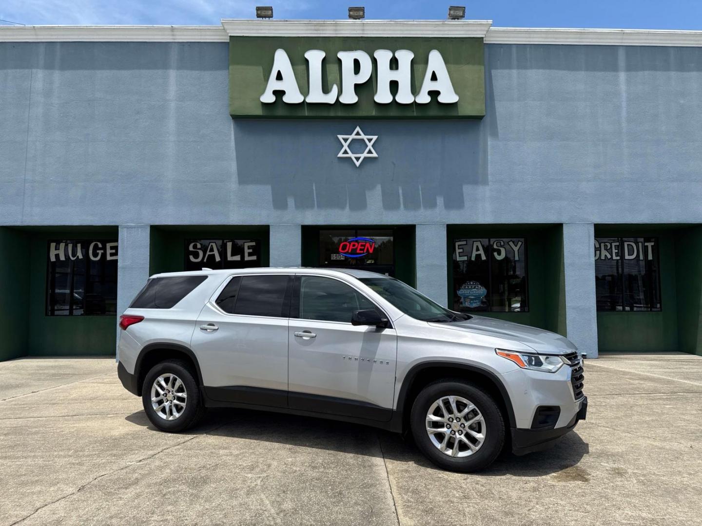 2020 Silver Ice Metallic /Jet Black Chevrolet Traverse FWD 4dr LS w/1LS (1GNERFKW4LJ) , Automatic transmission, located at 6904 Johnston St., Lafayette, LA, 70503, (337) 988-1960, 30.143589, -92.100601 - Photo#0