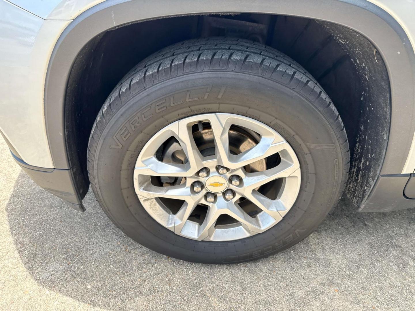 2020 Silver Ice Metallic /Jet Black Chevrolet Traverse FWD 4dr LS w/1LS (1GNERFKW4LJ) , Automatic transmission, located at 6904 Johnston St., Lafayette, LA, 70503, (337) 988-1960, 30.143589, -92.100601 - Photo#3