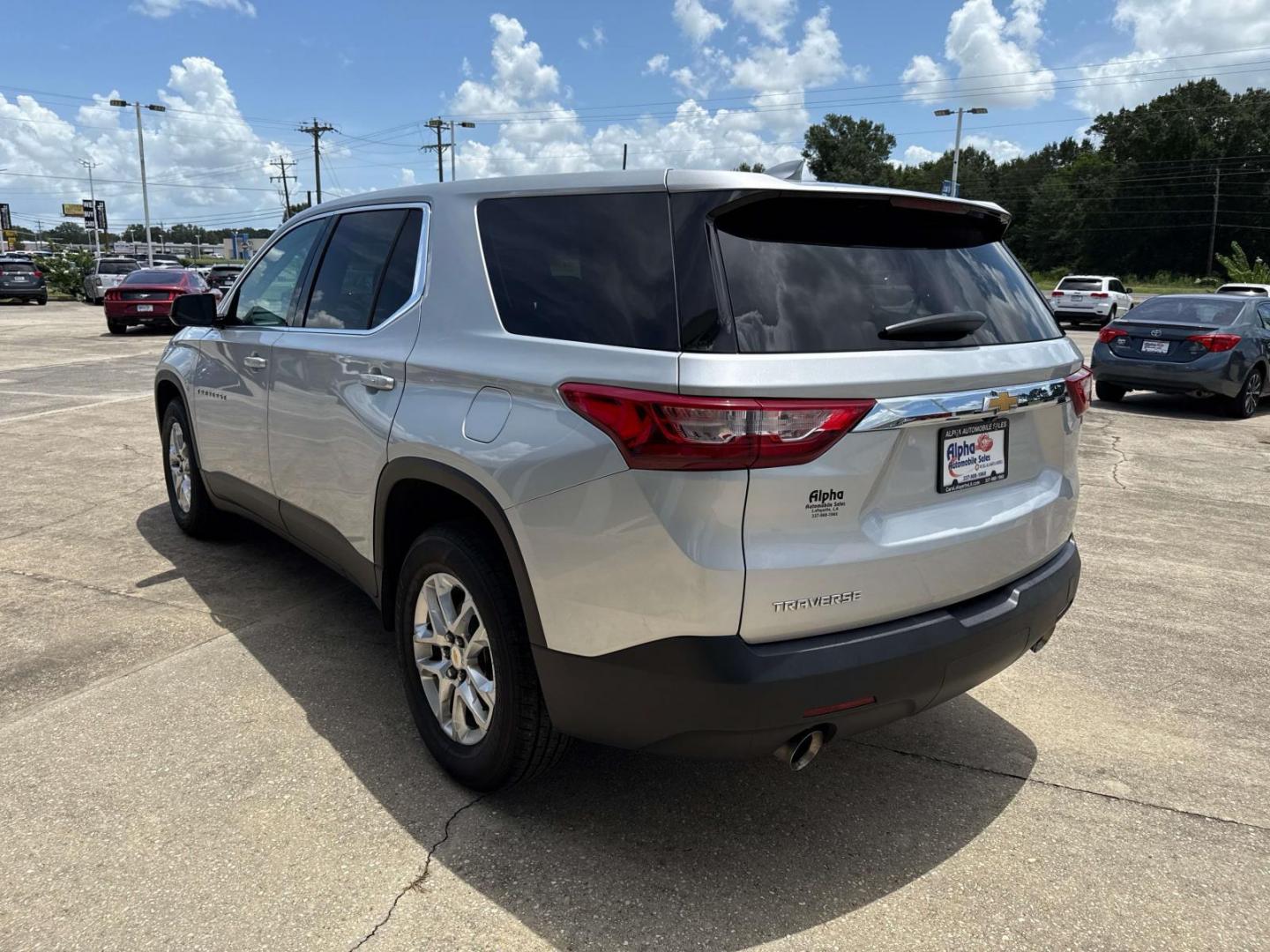 2020 Silver Ice Metallic /Jet Black Chevrolet Traverse FWD 4dr LS w/1LS (1GNERFKW4LJ) , Automatic transmission, located at 6904 Johnston St., Lafayette, LA, 70503, (337) 988-1960, 30.143589, -92.100601 - Photo#4