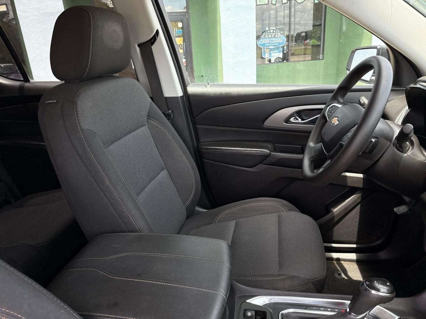 2020 Silver Ice Metallic /Jet Black Chevrolet Traverse FWD 4dr LS w/1LS (1GNERFKW4LJ) , Automatic transmission, located at 6904 Johnston St., Lafayette, LA, 70503, (337) 988-1960, 30.143589, -92.100601 - Photo#9