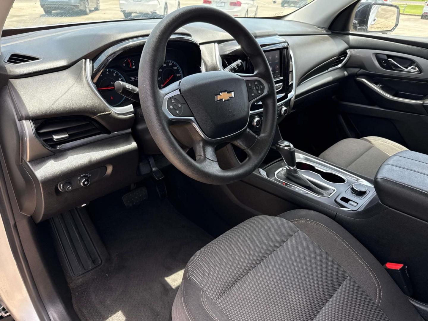 2020 Silver Ice Metallic /Jet Black Chevrolet Traverse FWD 4dr LS w/1LS (1GNERFKW4LJ) , Automatic transmission, located at 6904 Johnston St., Lafayette, LA, 70503, (337) 988-1960, 30.143589, -92.100601 - Photo#19