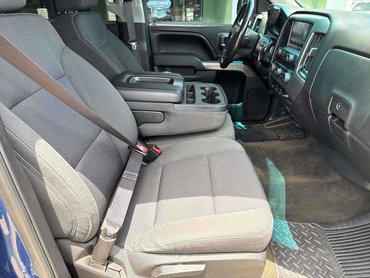 2015 Deep Ocean Blue Metallic /Jet Black Chevrolet Silverado 1500 4WD Crew Cab 143.5 LT w/1LT (3GCUKREC2FG) , Automatic transmission, located at 6904 Johnston St., Lafayette, LA, 70503, (337) 988-1960, 30.143589, -92.100601 - Photo#9