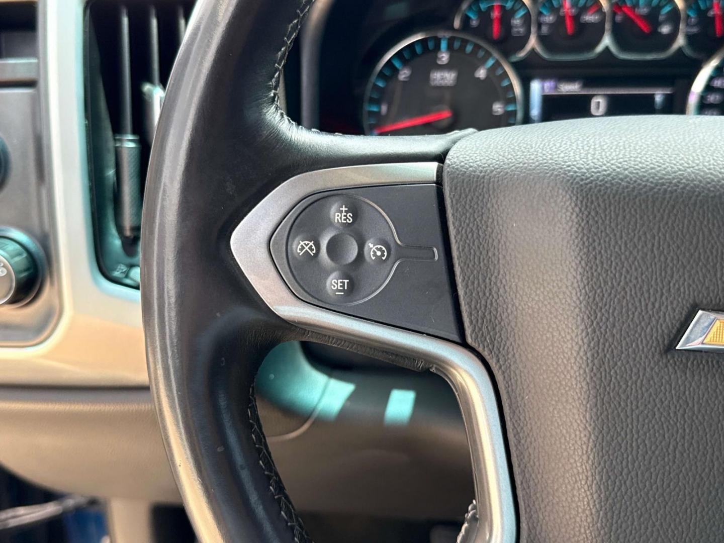 2015 Deep Ocean Blue Metallic /Jet Black Chevrolet Silverado 1500 4WD Crew Cab 143.5 LT w/1LT (3GCUKREC2FG) , Automatic transmission, located at 6904 Johnston St., Lafayette, LA, 70503, (337) 988-1960, 30.143589, -92.100601 - Photo#21