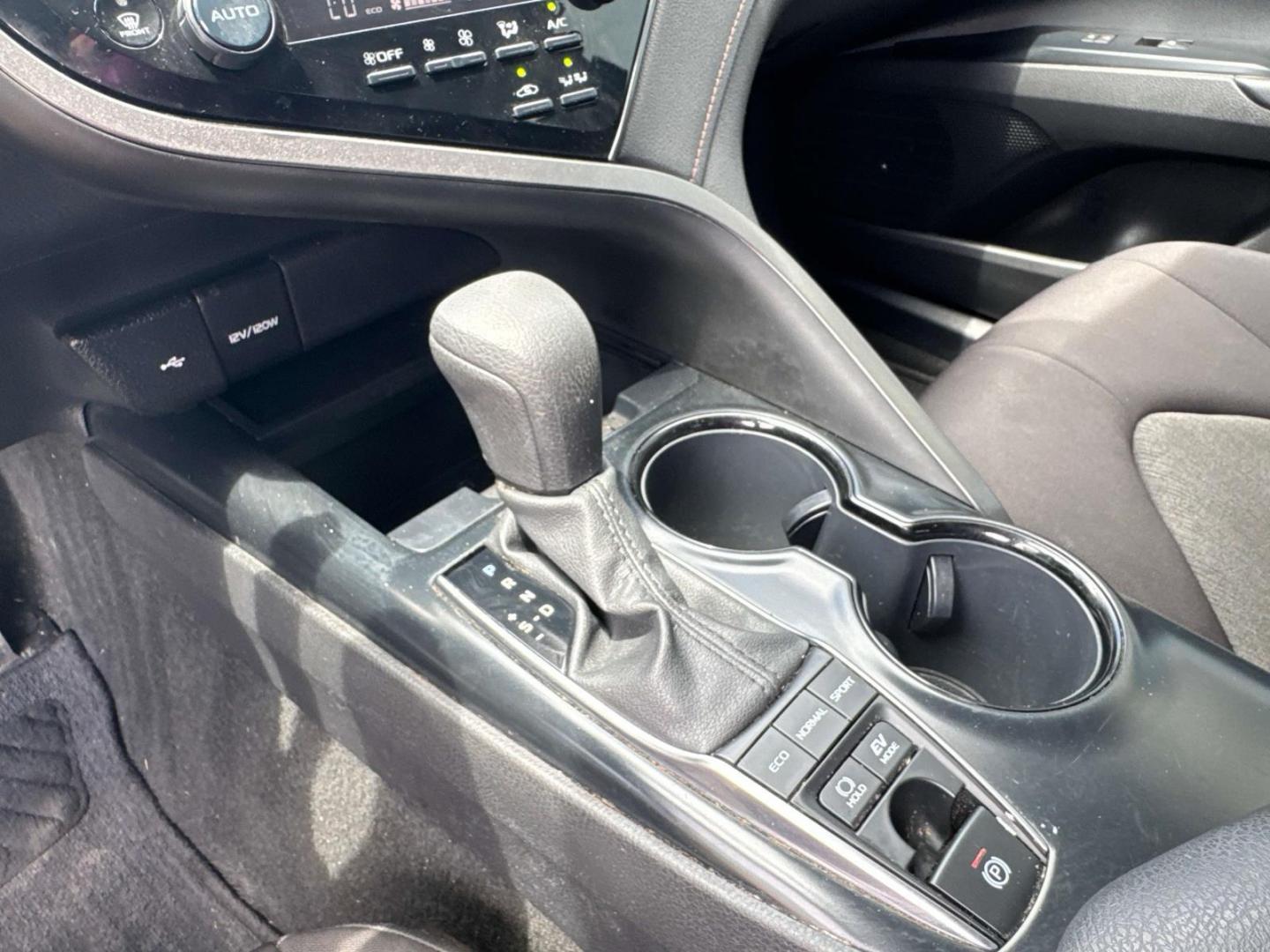 2020 Midnight Black Metallic /Black Toyota Camry Hybrid LE CVT (Natl) (4T1C31AK8LU) , Automatic transmission, located at 6904 Johnston St., Lafayette, LA, 70503, (337) 988-1960, 30.143589, -92.100601 - Photo#32