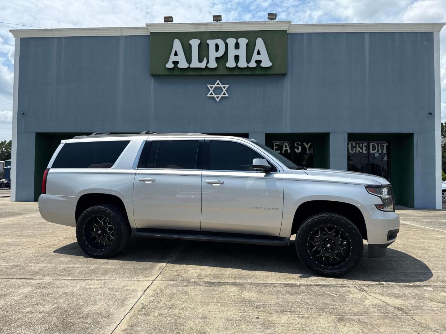2015 Silver Ice Metallic /Jet Black Chevrolet Suburban 4WD 4dr LS (1GNSKHKC6FR) , Automatic transmission, located at 6904 Johnston St., Lafayette, LA, 70503, (337) 988-1960, 30.143589, -92.100601 - Photo#0