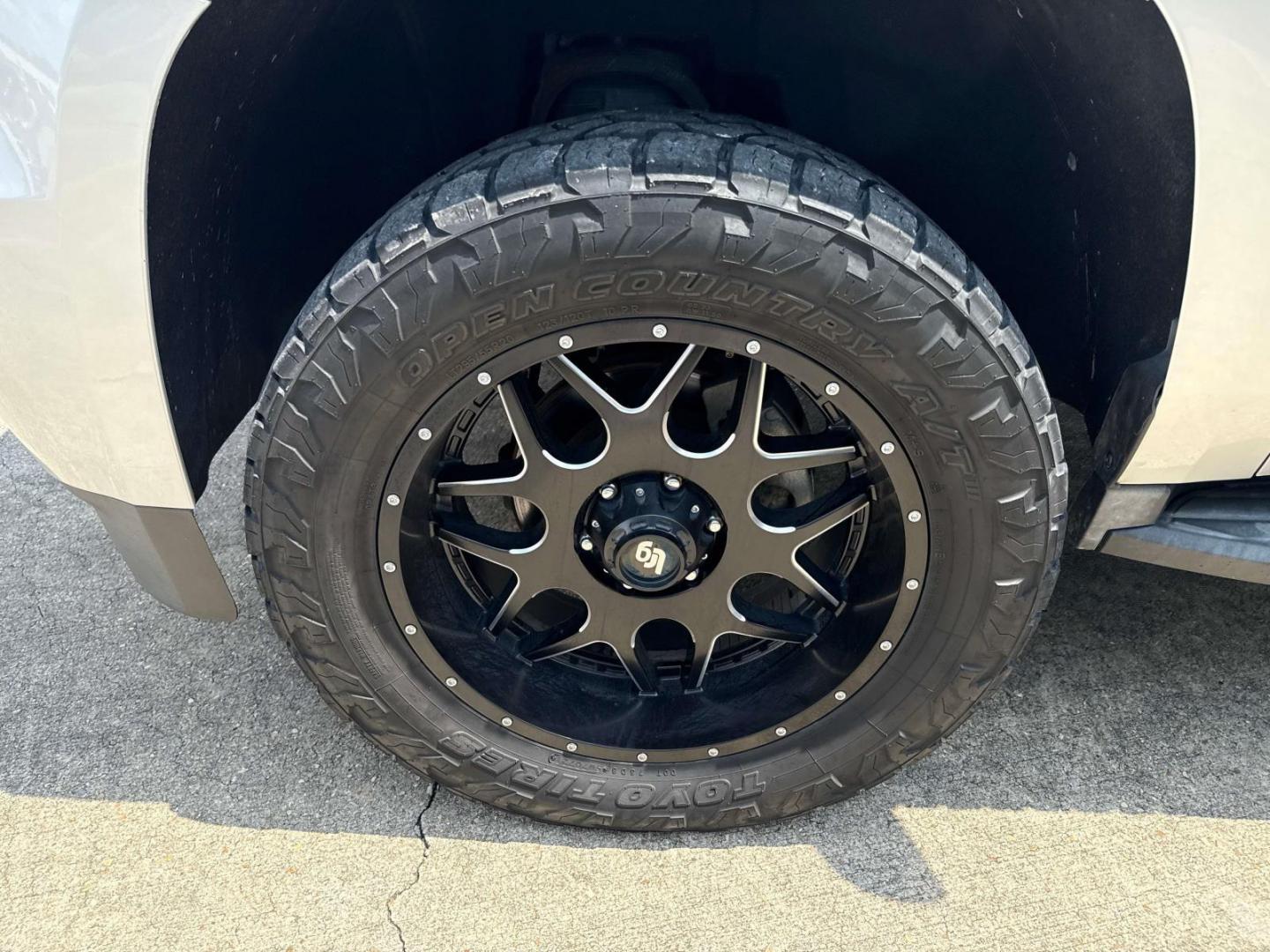 2015 Silver Ice Metallic /Jet Black Chevrolet Suburban 4WD 4dr LS (1GNSKHKC6FR) , Automatic transmission, located at 6904 Johnston St., Lafayette, LA, 70503, (337) 988-1960, 30.143589, -92.100601 - Photo#3