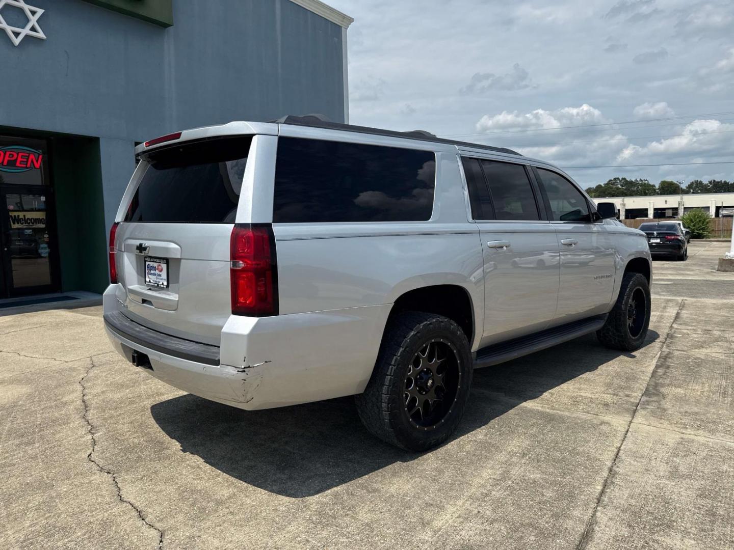 2015 Silver Ice Metallic /Jet Black Chevrolet Suburban 4WD 4dr LS (1GNSKHKC6FR) , Automatic transmission, located at 6904 Johnston St., Lafayette, LA, 70503, (337) 988-1960, 30.143589, -92.100601 - Photo#6