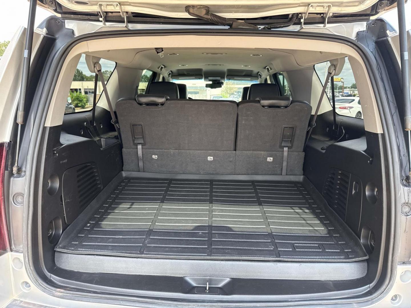 2015 Silver Ice Metallic /Jet Black Chevrolet Suburban 4WD 4dr LS (1GNSKHKC6FR) , Automatic transmission, located at 6904 Johnston St., Lafayette, LA, 70503, (337) 988-1960, 30.143589, -92.100601 - Photo#8