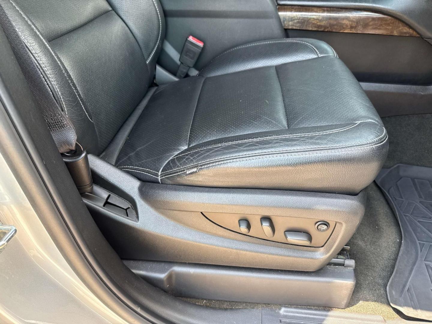 2015 Silver Ice Metallic /Jet Black Chevrolet Suburban 4WD 4dr LS (1GNSKHKC6FR) , Automatic transmission, located at 6904 Johnston St., Lafayette, LA, 70503, (337) 988-1960, 30.143589, -92.100601 - Photo#11