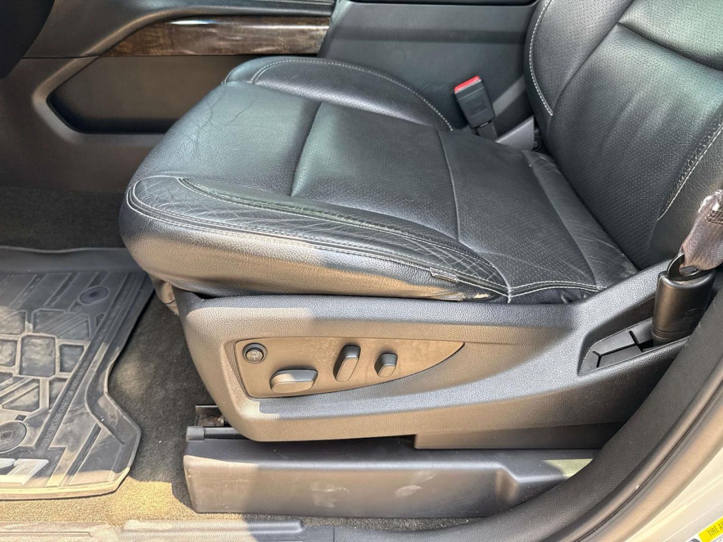 2015 Silver Ice Metallic /Jet Black Chevrolet Suburban 4WD 4dr LS (1GNSKHKC6FR) , Automatic transmission, located at 6904 Johnston St., Lafayette, LA, 70503, (337) 988-1960, 30.143589, -92.100601 - Photo#17