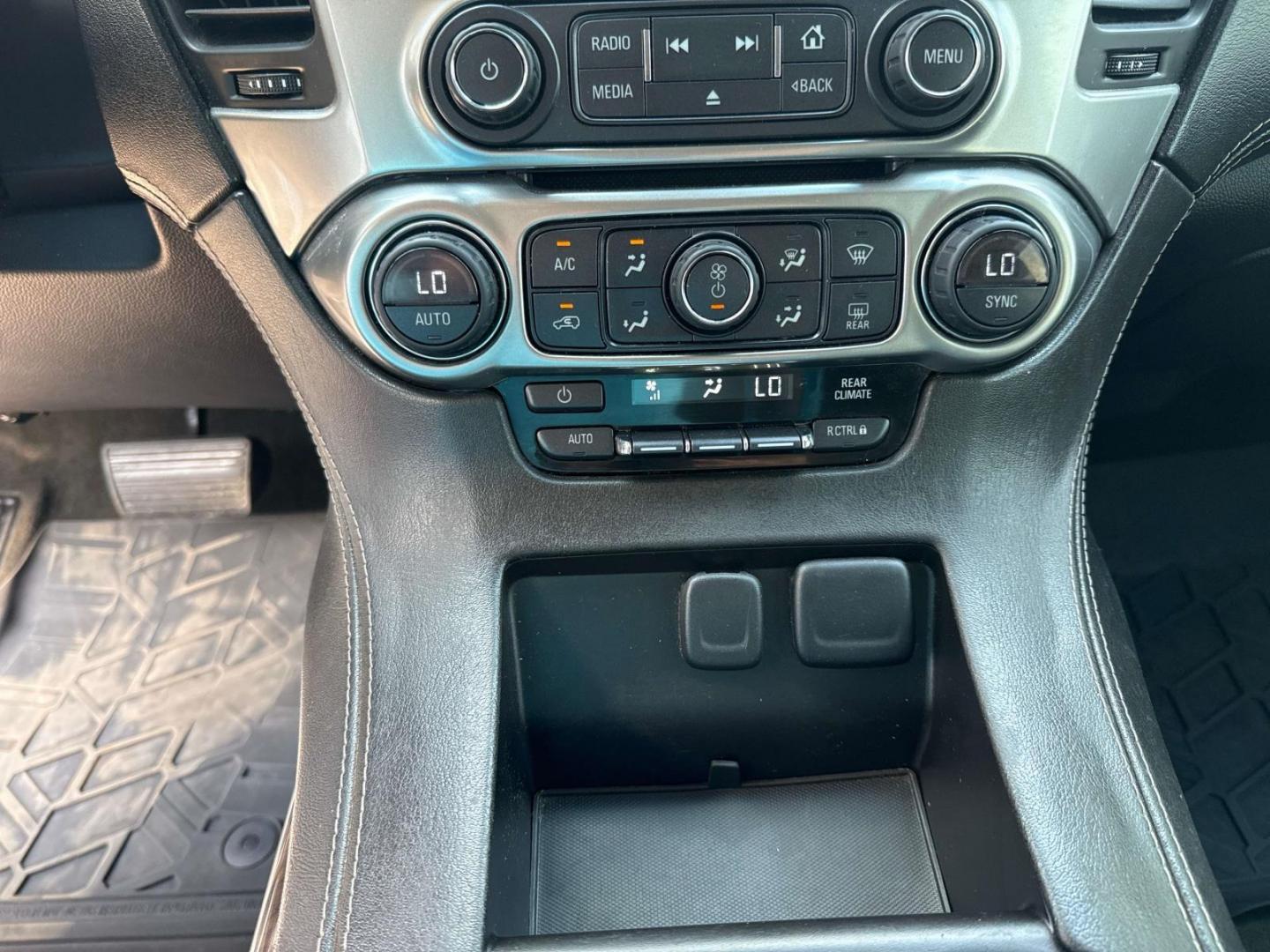 2015 Silver Ice Metallic /Jet Black Chevrolet Suburban 4WD 4dr LS (1GNSKHKC6FR) , Automatic transmission, located at 6904 Johnston St., Lafayette, LA, 70503, (337) 988-1960, 30.143589, -92.100601 - Photo#26