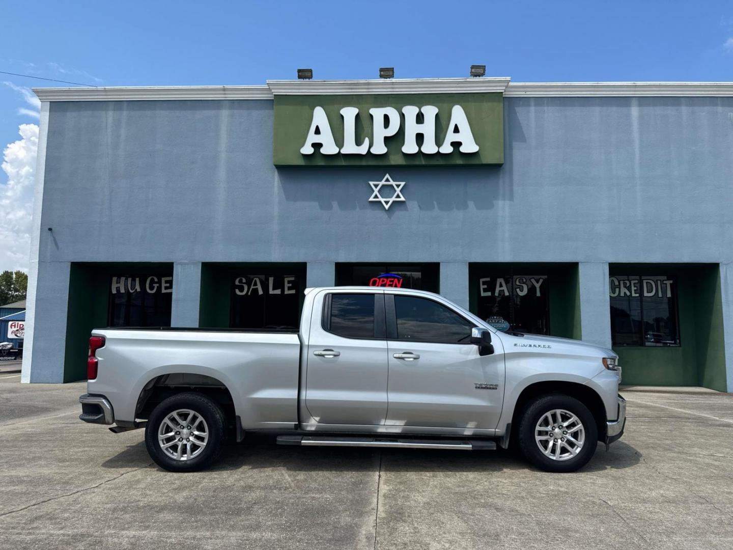 2019 Silver Ice Metallic /Jet Black Chevrolet Silverado 1500 2WD Double Cab 147 LT (1GCRWCED6KZ) , Automatic transmission, located at 6904 Johnston St., Lafayette, LA, 70503, (337) 988-1960, 30.143589, -92.100601 - Photo#0