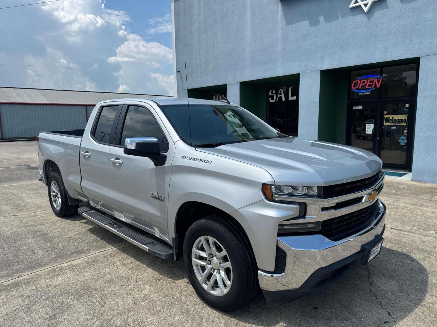 2019 Silver Ice Metallic /Jet Black Chevrolet Silverado 1500 2WD Double Cab 147 LT (1GCRWCED6KZ) , Automatic transmission, located at 6904 Johnston St., Lafayette, LA, 70503, (337) 988-1960, 30.143589, -92.100601 - Photo#1